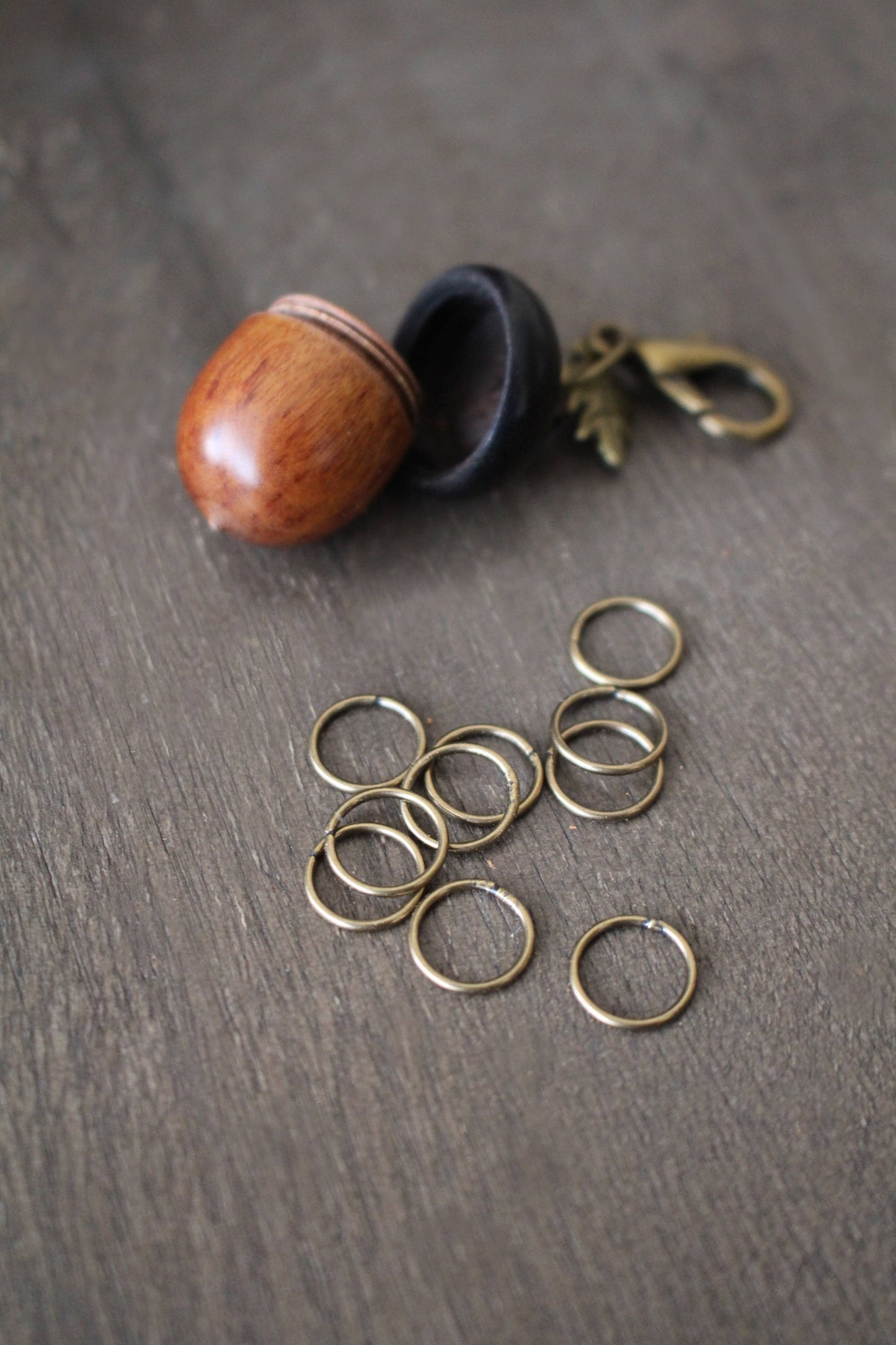 Never Knot Knitting:Little Acorn Stitch Marker Keeper with stitch markers