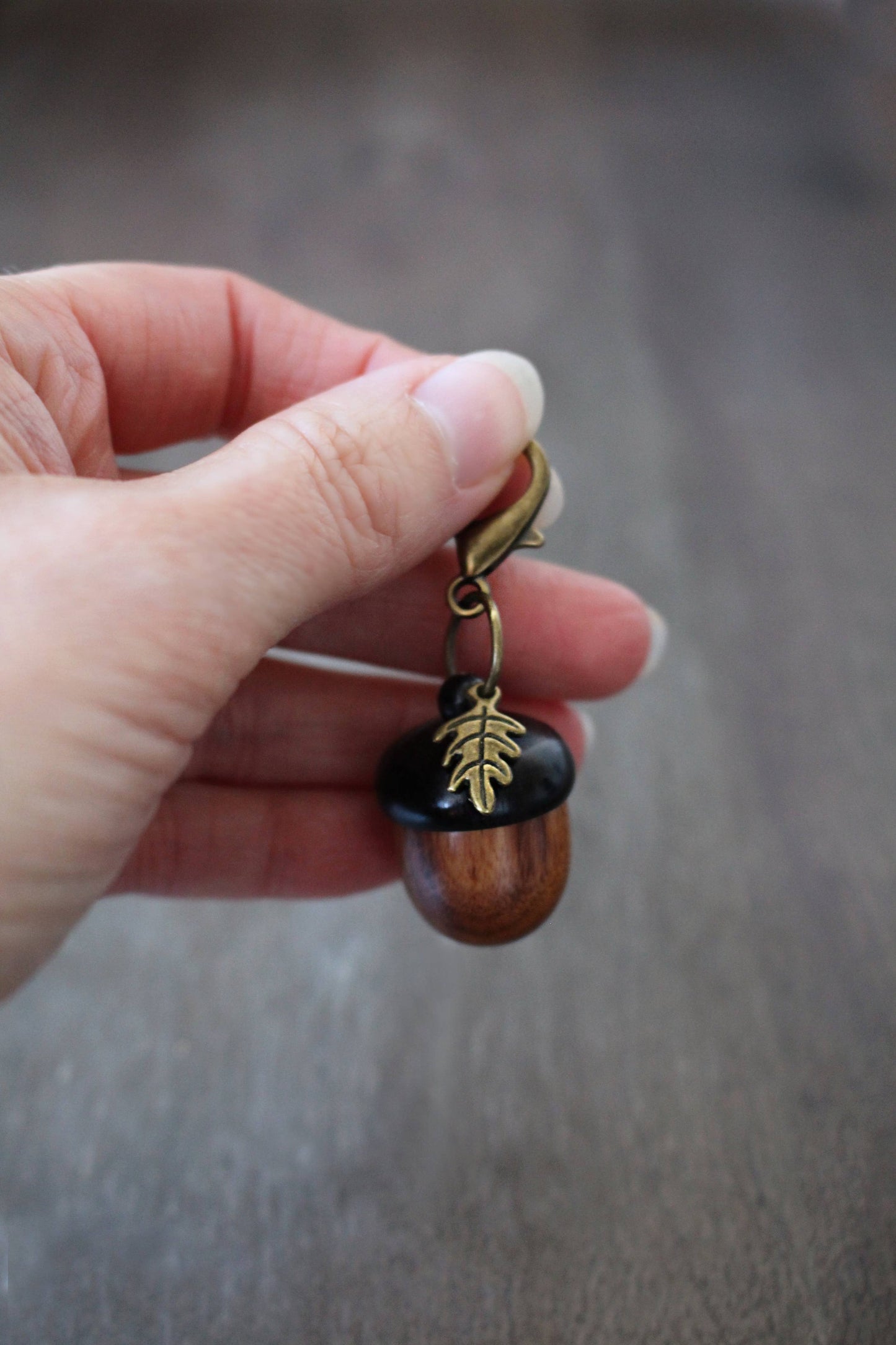Never Knot Knitting:Little Acorn Stitch Marker Keeper with stitch markers